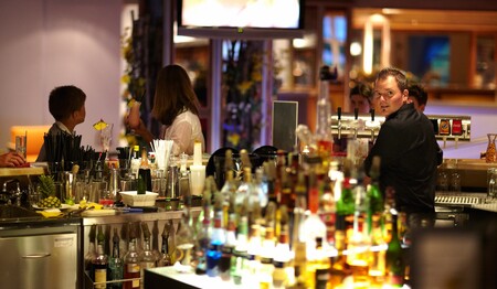 Die gut sortierte Bar im Innenbereich für anregende Gespräche am Abend auf Ihrer Singlereise.