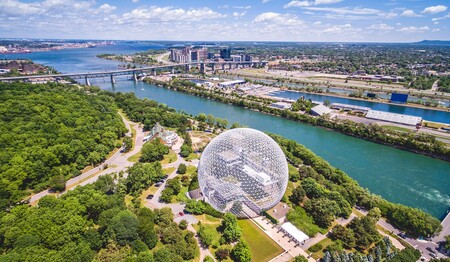 Luftbild von Montréal mit der markanten Biosphère auf der Île Sainte-Hélène, Ausflugsziel für Alleinreisende in Kanada.