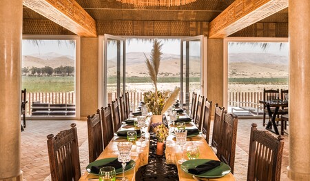 Eine geschmückte Festtafel mit Blick auf die marokkanische Landschaft – ideal für das exklusive Silvester-Dinner.