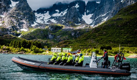 In Sicherheitsausrüstung fährt die Gruppe von Singles & Alleinreisenden im Speedboot dicht an den schroffen Felsen Norwegens vorbei.