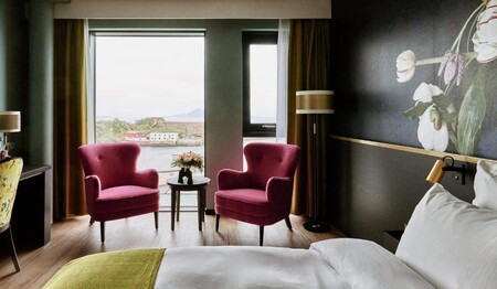 Stilvolles Hotelzimmers mit Blick auf den Wohnbereich im Urlaub für Singles.