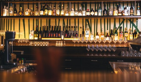 Gesellige Weinprobe mit dem Sommelier an der Hotelbar im Wellnesshotel Ritzenhof für Singles & Alleinreisende.