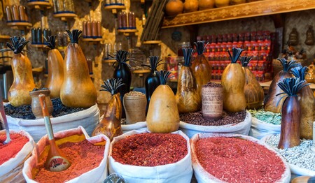 Orientalische Gewürze auf traditionellem Basar in Usbekistan, entdeckt von Singles & Alleinreisenden auf Gruppen-Rundreise.