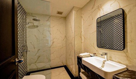 Beispiel Badezimmer im Dai Nam Boutique Hotel auf Ihrer Rundreise Vietnam & Kambodscha für Singles & Alleinreisende