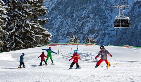 Skikurs für den Nachwuchs auf einer Singlereise mit Kind zu Weihnachten im Brandnertal - exklusiv bei singlereisen.de