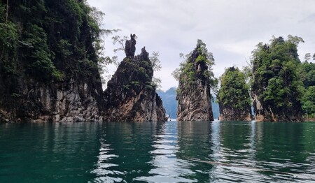 Cheow-Lan-See inmitten des dichten Regenwalds in Thailand – Naturerlebnis auf einer Singlereise
