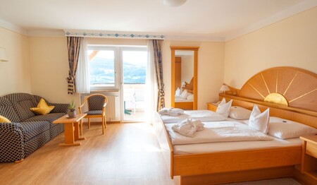 Superior Zimmer mit Holzmöbeln im Adler mit Dolomitenblick - Singlereise Südtirol