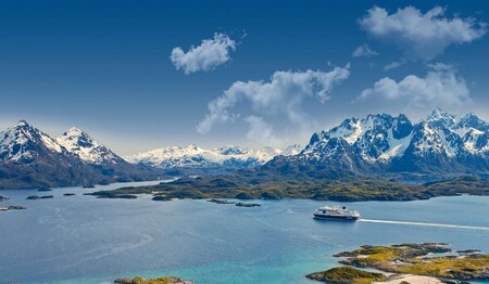 Mit Hurtigruten erleben Singles eine der schönsten Seereisen der Welt. Buchen bei Singlereisen.de