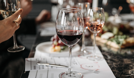 Weingläser bei einer Weinprobe auf einem Südafrika-Weingut: Singles & Alleinreisende buchen bei singlereisen.de