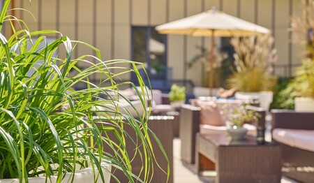 Gemütliche Sitzgelegenheiten auf der sonnigen Terrasse für gemeinsame Stunden im Aktivurlaub für Singles mit singlereisen.de