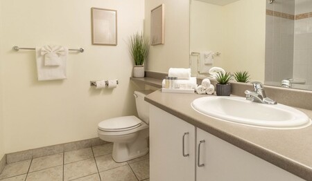 Sauberes und hell eingerichtetes Badezimmer einer Suite im Hôtel Faubourg Montréal auf Singlereisen in Kanada.