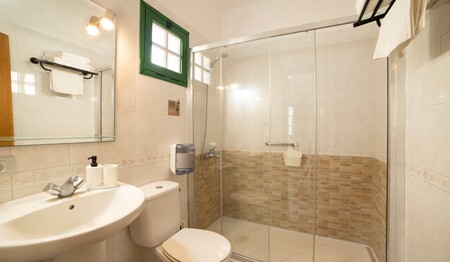 Komfort für Singles & Alleinreisende: Badezimmer mit großer Dusche im Apartamentos Aurora.