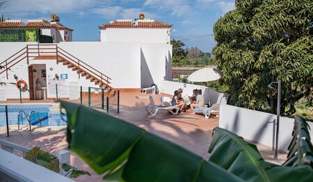 Entspannen für Singles & Alleinreisende: Dachterrasse mit Pool und Liegen im Apartamentos Aurora auf La Gomera.