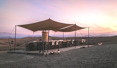 Lange Tafel in der Agafay-Wüste zum Sonnenuntergang für Singles & Alleinreisende.