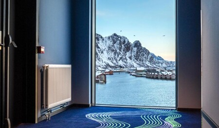 Das erstklassige Thon Hotel Svolvær direkt am Hafen bei Dämmerung im Singleurlaub in Nordnorwegen.