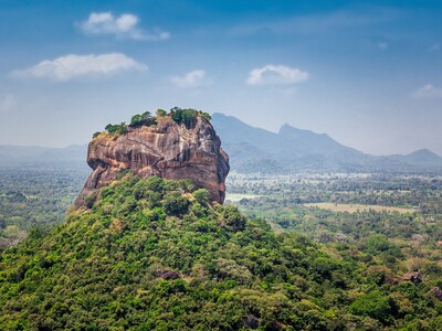Singlereise Sri Lanka: Ausblick auf den Löwenfelsen Sigiriya für Singles & Alleinreisende.