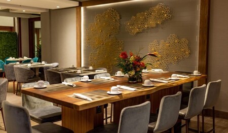 Moderner Esstisch mit Gedecken im Hotel Holiday Inn Toronto Downtown Centre für Singlereisen und Alleinreisende.