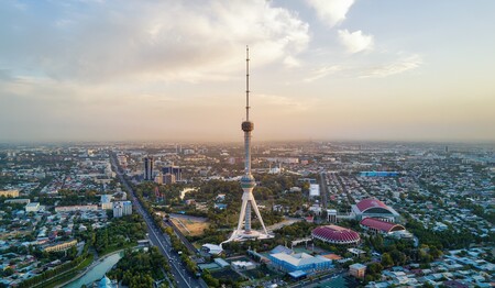 Der beleuchtete Fernsehturm in Taschkent bei Sonnenuntergang auf der geführten Rundreise Usbekistan für Singles & Alleinreisende.