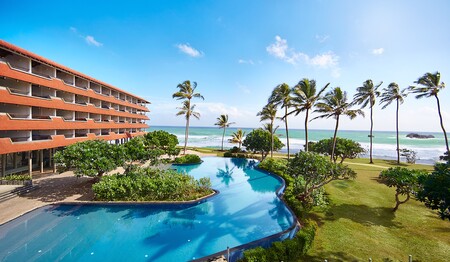 Hikka Tranz Blick über den Pool auf das Hotel für Singles & Alleinreisende