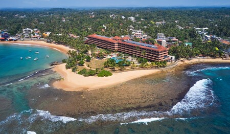 Hikka Tranz Blick über den Pool auf das Hotel für Singles & Alleinreisende