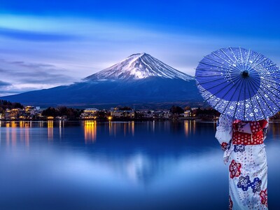 Singlereise Japan: Frau in traditioneller Kleidung vor dem Berg Fuji.