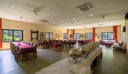 Restaurant im Nana Jungle Resort auf Ihrer Rundreise Indien & Nepal für Singles