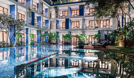 Außenansicht mit Pool vom Sakmut Boutique Hotel auf Ihrer Rundreise Vietnam & Kambodscha für Singles & Alleinreisende