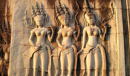 Das gewaltige Angkor Wat aus dem 12. Jahrhundert mit seinen filigranen Apsara-Schnitzereien und hinduistischen Reliefs bestaunen.