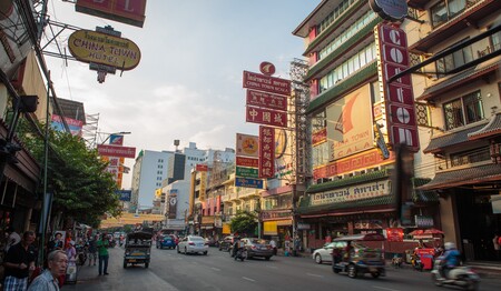 Lebhafte Straßenszene in Chinatown Bangkok – Eindrücke einer Singlereise durch Thailand.