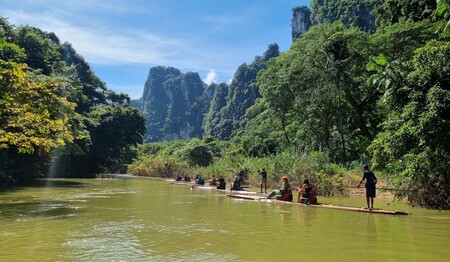 Bambusfloßfahrt im Khao Sok Nationalpark – Naturerlebnis auf Singlereise in Thailand