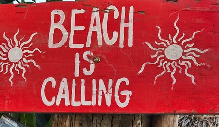 Schild mit dem Text „Beach is calling“ – Singlereisen nach Thailand