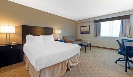 Doppelzimmer mit King-Size Bett im Best Western Pembroke Hotel auf Kanada-Singlereisen.