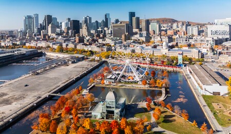 Blick auf die moderne Skyline von Montréal unter blauem Himmel während einer Kanada-Rundreise für Singles.