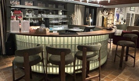 Einladende Bar im Hotel Laponia für gesellige Abende unter Singles & Alleinreisenden
