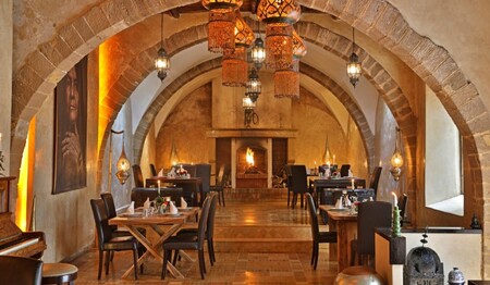 Singlereisen Marokko: Riad Dar L’oussia Essaouira Le Fondouk Restaurant für Singles & Alleinreisende.