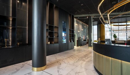 Die moderne Rezeption im Thon Hotel Svolvær sorgt für einen reibungslosen Ablauf beim Check-in.