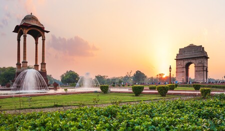 Indien & Nepal Rundreise für Singles: India Gate Triumphbogen und Baldachin bei Sonnenuntergang in Neu-Delhi.