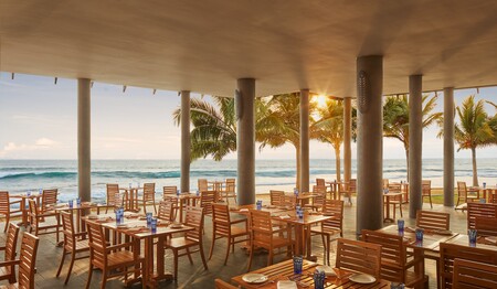 Hikka Tranz Hauptrestaurant direkt am Strand mit Meerblick für Singles & Alleinreisende