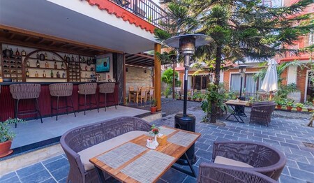 Garten Bar HotelTemple Himalaya Nepal auf Ihrer Rundreise Indien & Nepal