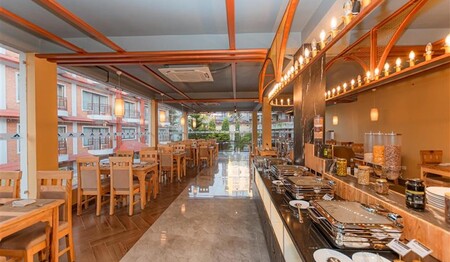 Restaurant Hotel Temple Himalaya Nepal auf Ihrer Rundreise Indien & Nepal für Singles