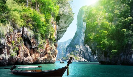 Singlereisen in Vietnam: Kleine Boote vor den massiven Kalksteinfelsen der Halong-Bucht – perfekt für Singles & Alleinreisende.