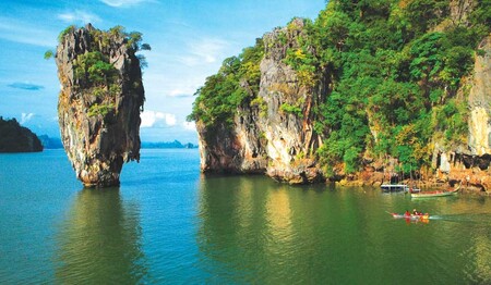 Der berühmte James-Bond-Felsen in der Phang-Nga-Bucht – Ausflug während einer Singlereise in Thailand.