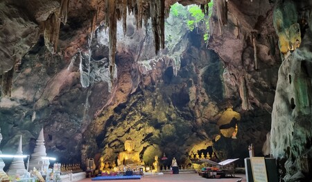 Tham Khao Luang Höhle mit Lichteinfall – spiritueller Ort auf Singlereise in Thailand