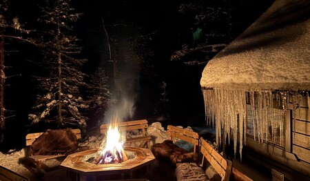 Knisterndes Lagerfeuer am Abend bei Singlereisen in Schwedisch-Lappland für Singles & Alleinreisende.