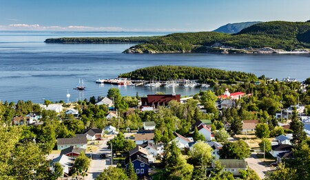 Ausblick auf den Küstenort Tadoussac und den Hafen für Walbeobachtungen für Singles und Alleinreisende.