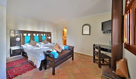 Singlereisen Marokko: Zimmer mit Doppelbett im Riad Dar L’oussia Essaouira für Singles & Alleinreisende.