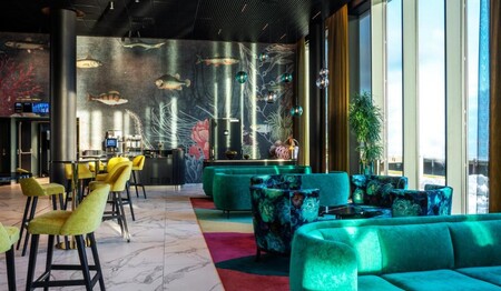 Die stilvolle Hotelbar lädt Singles & Alleinreisende zu entspannten Gesprächen am Abend ein.