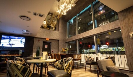 Bar und Lounge mit Sesseln und Stadtblick im Hotel Holiday Inn Toronto Downtown Centre für Singlereisen und Alleinreisende.