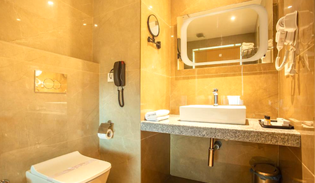 Bad im Bhairahawa Garden Resort Rundreise Indien & Nepal mit singlereisen.de