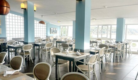 Einfach eingerichtetes Restaurant im HS Milfontes Beach Hotel